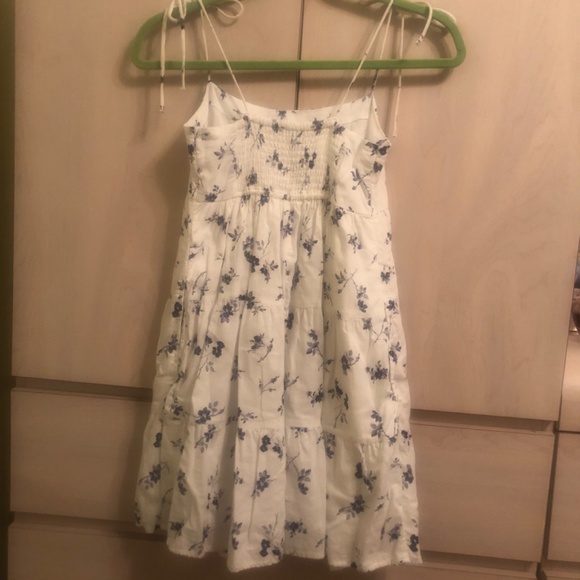Spring Whites Sale! New Abercrombie and Fitch White & Blue Floral Dress - Picture 2 of 4